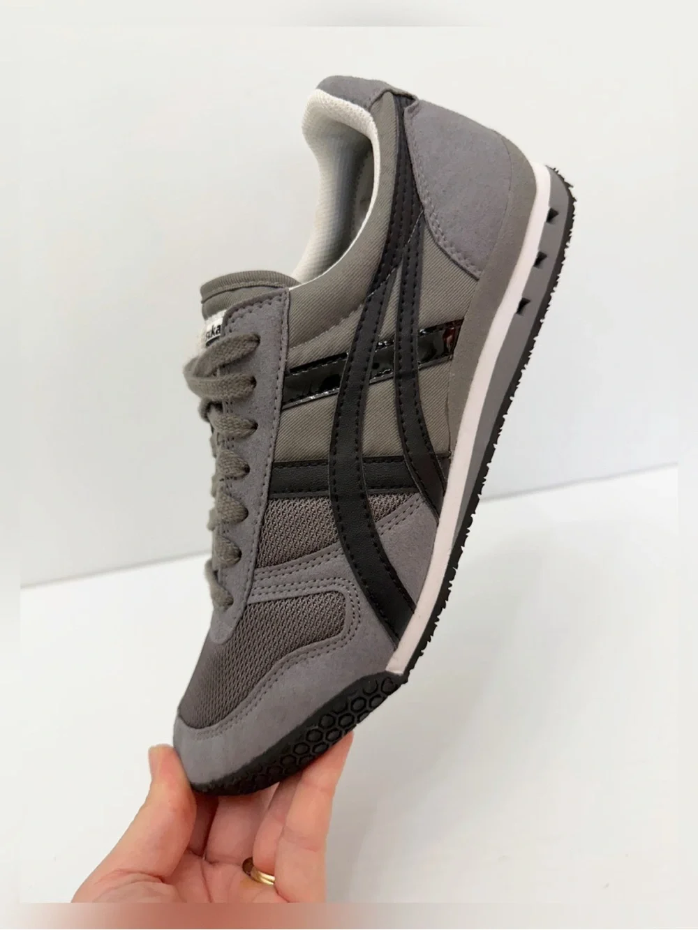 Onitsuka Tiger Ultimate 81 Sneakers Charcoal and Black Men’s Size 7.5